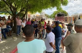 Reunión de habitantes del barrio con las autoridades. 
