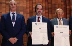 El presidente de la SIP, Michael Greenspon, sostiene junto al director ejecutivo de la SIP, Ricardo Trotti, las declaraciones de Chapultepec y Salta.