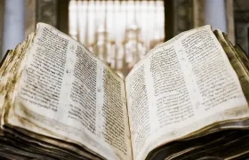  Fotografía cedida por Sotheby's donde se ve La Biblia hebrea más antigua 
