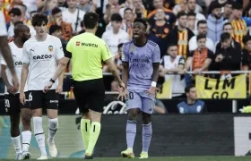 El reclamo de Vinicius al árbitro.