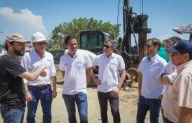 El Alcalde Jaime Pumarejo y el gerente general de Triple A, Jairo de Castro, entre otros, en la visita a las obras del nuevo alcantarillado para La Cangrejera