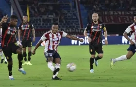 Léider Berrío remata al arco del Pereira.