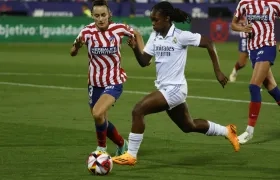La colombiana Linda Caicedo avanza ante la marca de Ainhoa Vicente. 