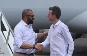  El ministro británico de Asuntos Exteriores, James Cleverly, fue recibido en Cartagena por George Hodgson, embajador en Colombia.