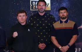 'Canelo' Álvarez y John Ryder ofrecieron una rueda de prensa este miércoles.