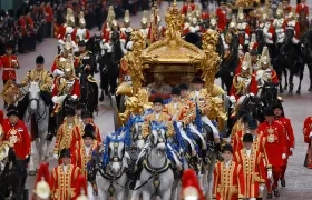 Carlos III y la reina Camila en la carroza dorada rumbo al Palacio de Buckingham