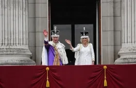 El rey Carlos III saluda junto a su esposa, la reina Camila