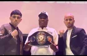 Leonardo Carrillo (izquierda) en la presentación de su pelea contra Jorge Romero. 
