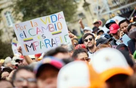 Asistentes a la plaza aledaña a la Casa de Nariño desde donde habló el Presidente Petro