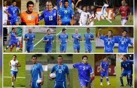 La foto muestra a 21 de los 22 jugadores que han pasado por la selección nacional de fútbol de El Salvador que son investigados por presuntos vínculos con sobornos para arreglar partidos 