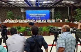 Las delegaciones del Gobierno de Colombia y de la guerrilla del Ejército de Liberación Nacional (ELN) en el inicio formal de los diálogos de Paz, hoy, en La Habana.