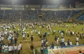 Panorámica del Estadio Cuscatlán minutos después de la estampida