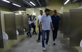 El alcalde Jaime Pumarejo durante su inspección de los baños del escenario deportivo.