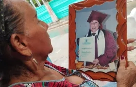 Karen Hernández nuestra una foto de su hija Karen Lisbeth