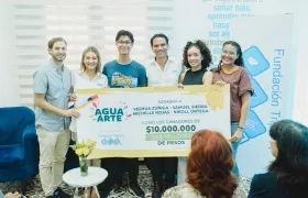 Los ganadores del concurso 'Arte y agua' junto a Alfredo Carbonell, secretario de Desarrollo Social; Alix Castro, directora de la Fundación Triple A, y el gerente de Triple A, Jairo de Castro.