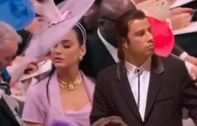 A Katy Perry la compararon con la icónica imagen de John Travolta que se hizo viral en 2015.