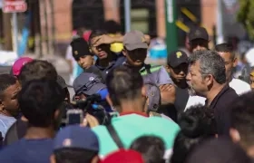 Migrantes hablan con autoridades, en El Paso, Texas (EE.UU.)