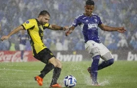 Beckham Castro, de Millonarios, intenta impedir el avance de Pedro Milans. 