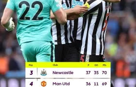 Jugadores del Newcastle celebran tras finalizar el partido contra el Leicester.