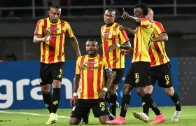 El capitán Carlos Ramírez celebra tras marcar, de pena máxima, el primer gol del Pereira.