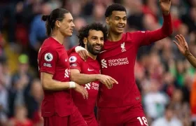 Mohamed Salah (centro) celebra su gol con Darwin Núñez y Cody Gapko.