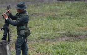 Un guerrillero de la disidencia de las FARC de 'Iván Mordisco' manipula un fusil en San Vicente del Caguán, en un evento el 18 de abril pasado.