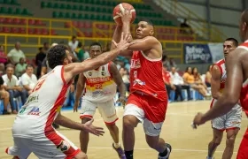 Alejandro Torrenegra aportó 11 puntos para la victoria de Titanes sobre Corsarios.