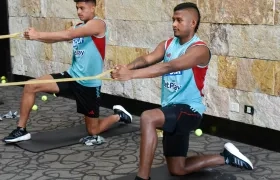 El barranquillero Jhon Vélez (derecha) ha entrado como sustituto en los tres partidos anteriores. 