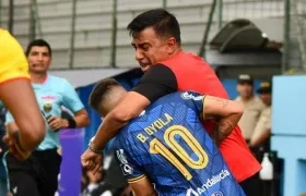 César Farías, técnico del Aucas, agrede a Bryan Oyola, de Delfín.