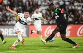 Guillermo Paiva remata al pórtico de Nacional para marcar el segundo gol del Olimpia.