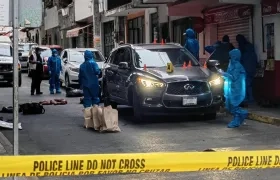 La Policía frente al lugar donde abandonaron los siete cuerpos desmembrados