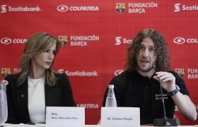 Gerente de Scotiabank, María Ruíz, y el exfutbolista Carles Puyol.