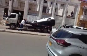 El vehículo inmovilizado que se volteó de la grúa.