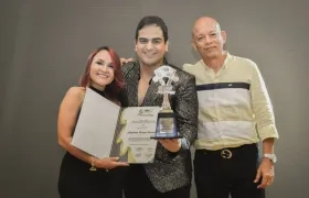 Alejandro Palacio junto a su familia