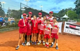 Equipos masculino y femenino de Atlántico campeones en la categoría 12 años.