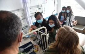 Ingrid Cáceres, directora del ICBF visitando a los niños.