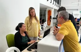 La secretaria de Tránsito en la atención de público