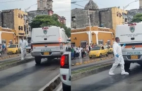 Policía de Tránsito realizando la inspección del cuerpo. 