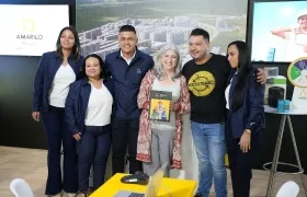 La Ministra de Vivienda junto a los expositores de Vimo
