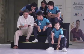 El MinTic, Mauricio Lizcano, enseña el uso del programa 1, 2, 3 x TIC a estudiantes de la IED Villas de San Pablo