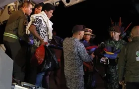 Momentos en que transportaban a los niños rescatados a un centro médico.