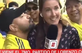 El aficionado en plena agresión contra la periodista Gemma Soler.