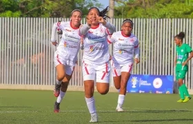 Jugadoras de Atlántico festejan uno de los goles ante Sucre. 