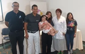 Daniela Antonia Peinado Lozano acompañada de Edgardo Pantoja, Gabriel Berdugo y Salwa Maloof, directora de la Fundación Fulamic. 