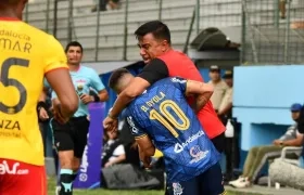 César Farías cuando agredía al jugador de Delfin, Bryan Oyola. 