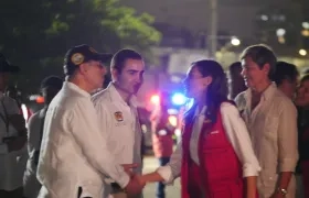 El alcalde William Dau y el gobernador Vicente Blel saludan a la reina Letizia. A su lado la primera dama de la nación, Verónica Alcocer