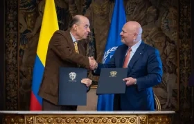 El canciller Álvaro Leyva y el fiscal de la Corte Penal Internacional, Karim Khan.