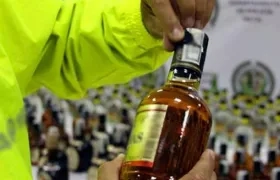 Licor adulterado incautado por las autoridades.