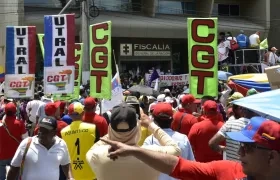 La marcha se detuvo en la sede de la Fiscalía de la carrera 44.