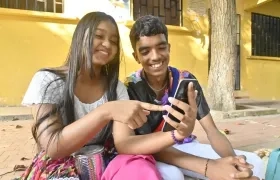 Dos estudiantes de Malambo en una imagen de archivo sobre entrega de computadores por parte de MinTIC